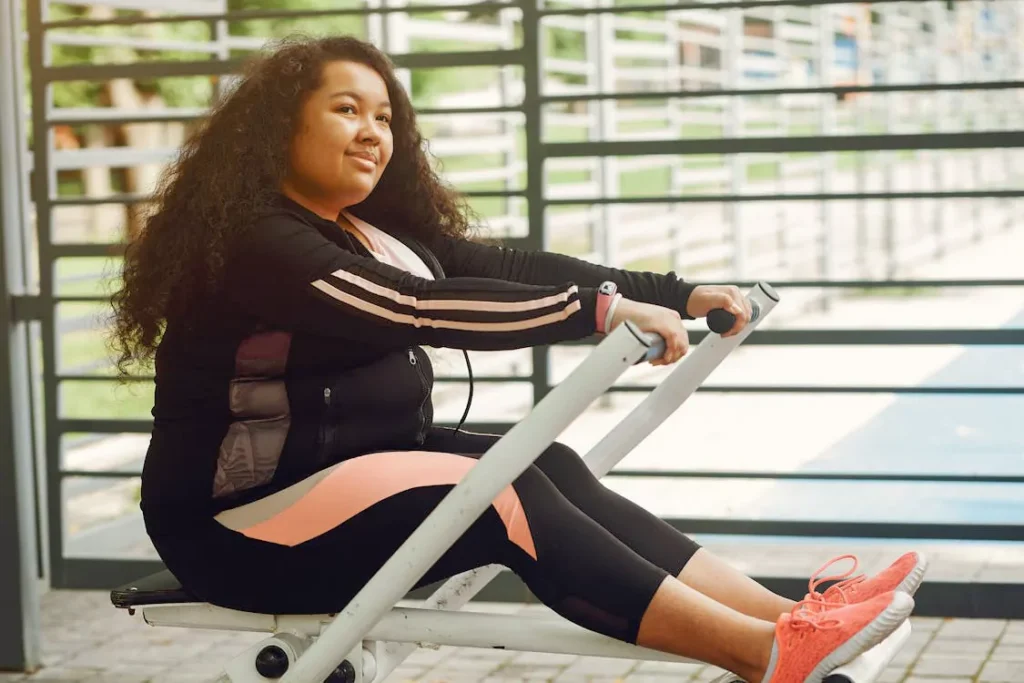 person exercising in a gym as part of a structured semaglutide treatment online weight management plan