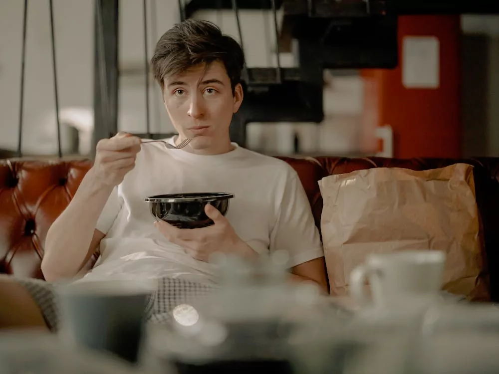 person eating a meal as part of maintaining energy levels while considering vitamin B12 treatment online