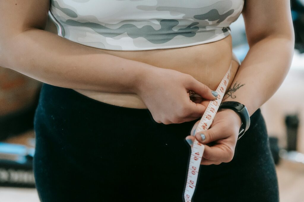 A person measuring waist