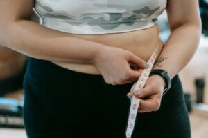 A person measuring waist