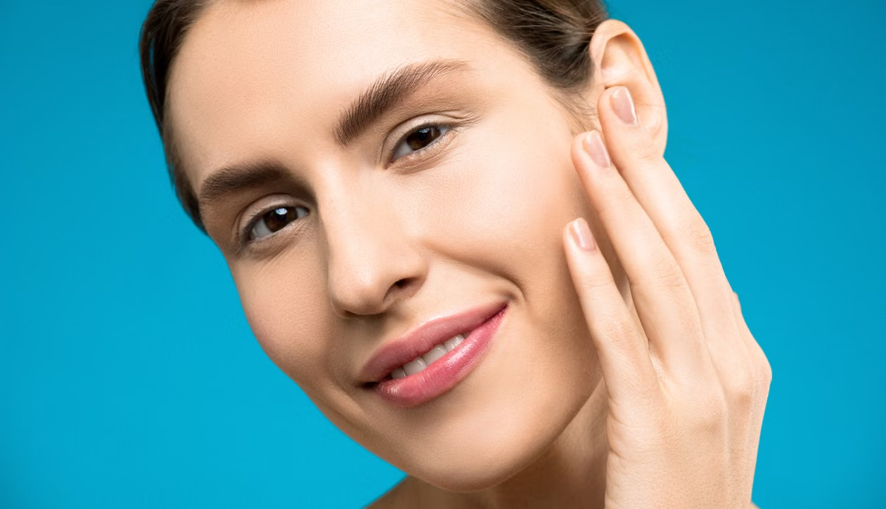 woman with clear healthy skin illustrating the role of glutathione in antioxidant protection and skin wellness